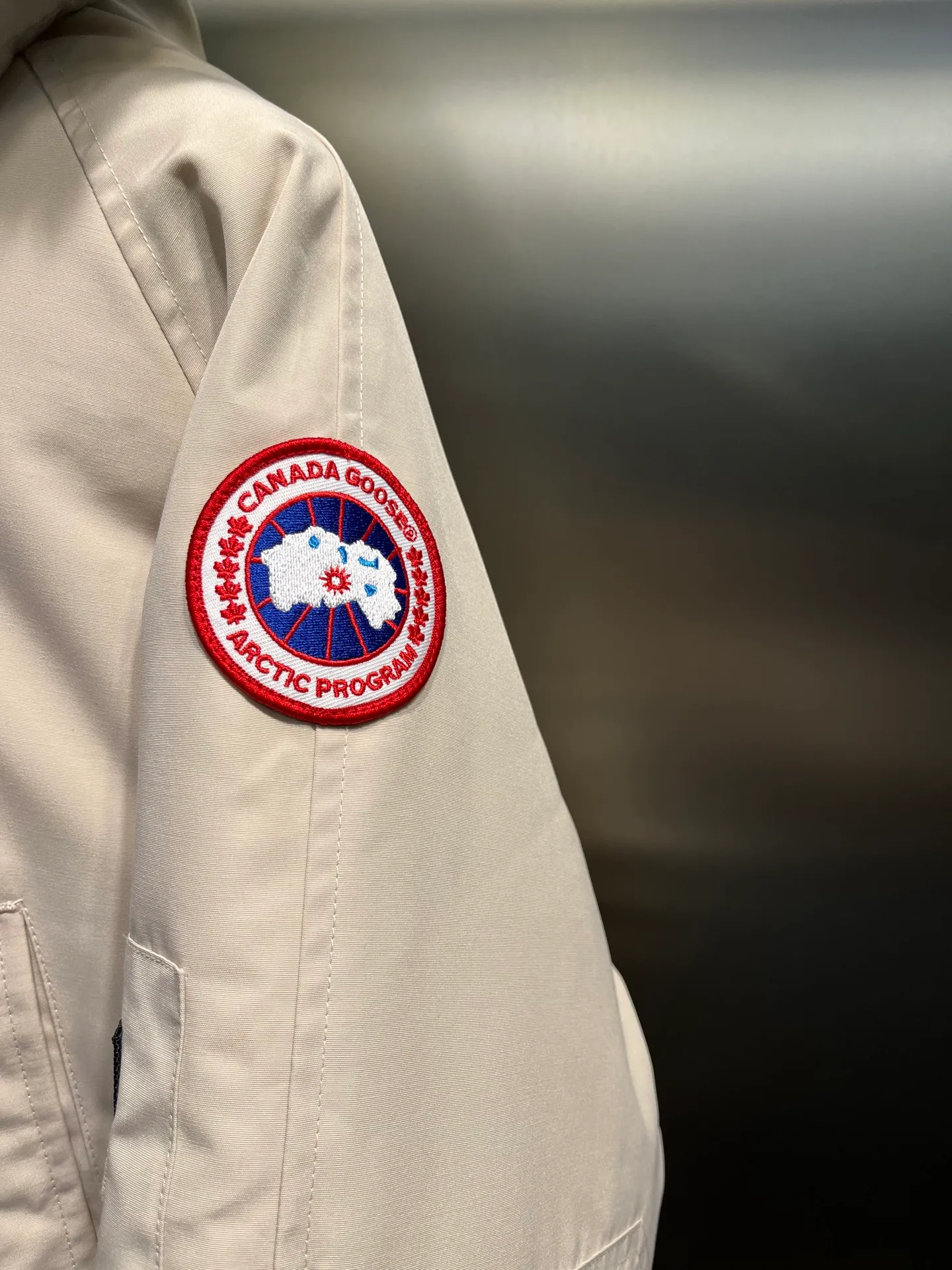 P720 high-end version (new version of Big Goose 01) Canada Goose Canada Goose #Chilliwack 7999M bomber jacket short down jacket/01 model #Men and Women Same Style# ➖ Genuine synchronous anti-counterfeiting chip sensor! ➖ Imported 21S polyester-cotton blended original fabric [last year’s 16S/18S hard fabrics have been completely eliminated, this year all use 21S genuine synchronous fabrics, the soft mid-strap feels delicate and textured], genuine synchronous Feather-Light 10D waterproof coating fabric, made of 84.5 polyester fiber and 15.5 cotton, 100% the best feel in the entire network! ➖ The genuine official website is synchronized with the national standard 80 white duck down, you can check the official website customer service, there will never be a series of misleading claims such as 90 down or goose down! ➖ Using the best nylon lining with double double-layer sealing design, velvet-proof No. 7 needle + grid-filled down ready-made garments, there is 100% no so-called velvet running! ➖ The cuffs are designed with thickened seamless threads, and the collar and pockets are lined with top-quality polar fleece to keep you warm and comfortable! ➖ Yoshida YKK provides original custom-made electroplated sliders. YKK two-way lockable zippers are tight and smooth and will not peel off paint! ➖ 3M composite guarantees that the Velcro is the same as the original, durable, and all accessories and hardware are custom-made! ➖ Imported BEHRINGER embroidery machine to customize the 10,000-needle embroidery logo, 98% of which can be reproduced to restore the original logo. You can check and compare on the official website! ➖ The fur collars are all made of large pieces of Western Canadian blue wolf hide, ensuring that each fur collar is 13-15cm wide!   Size:XS-XXL